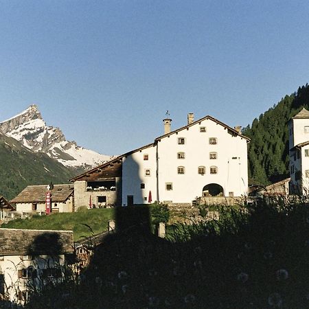 Hotel Weiss Kreuz Splügen エクステリア 写真
