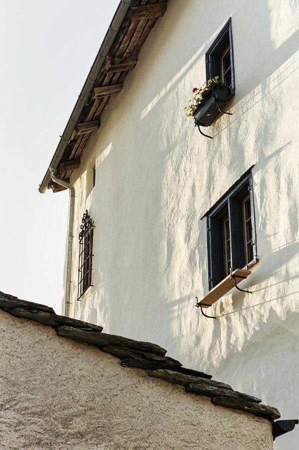 Hotel Weiss Kreuz Splügen エクステリア 写真
