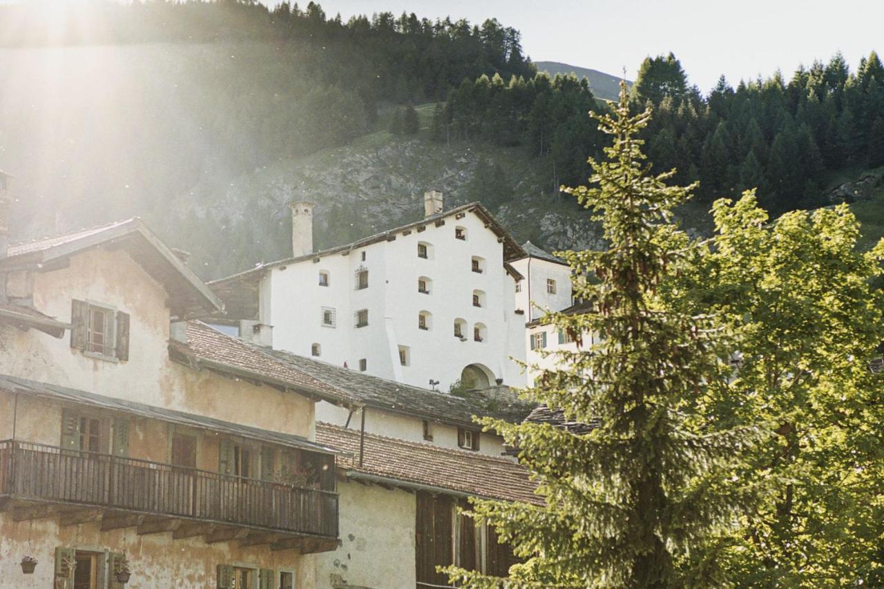 Hotel Weiss Kreuz Splügen エクステリア 写真