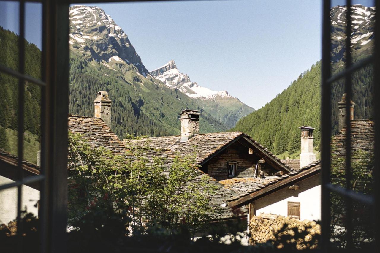 Hotel Weiss Kreuz Splügen エクステリア 写真