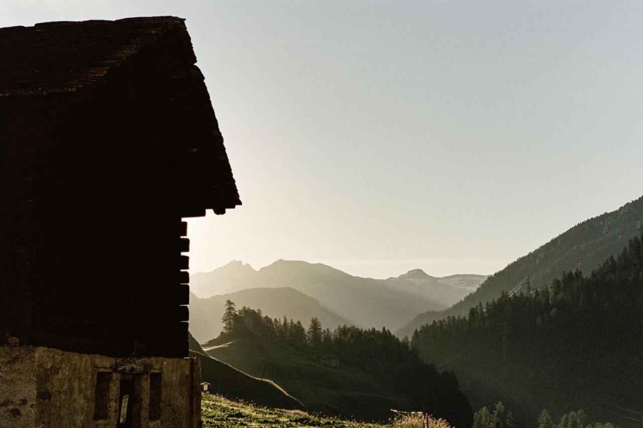 Hotel Weiss Kreuz Splügen エクステリア 写真